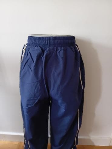 plavi tech fleece: Plave široke trenerke/pantalone sa belim detaljima - Kroj: široke — 3