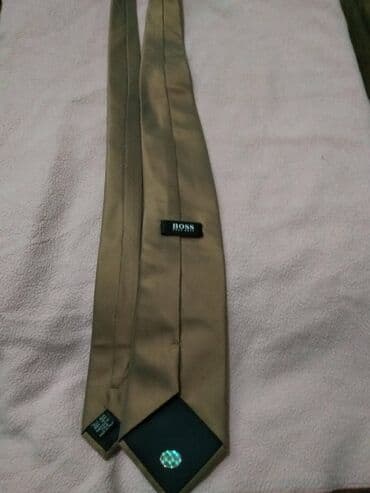krem pantalone i crna kosulja: Kravata 
Hugu Boss — 2