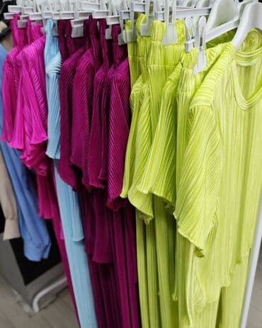 zeleno odelo: Prelep komplet na snizenju
Cena 2300din
Boje: Roze,zelena,lila,plava — 2