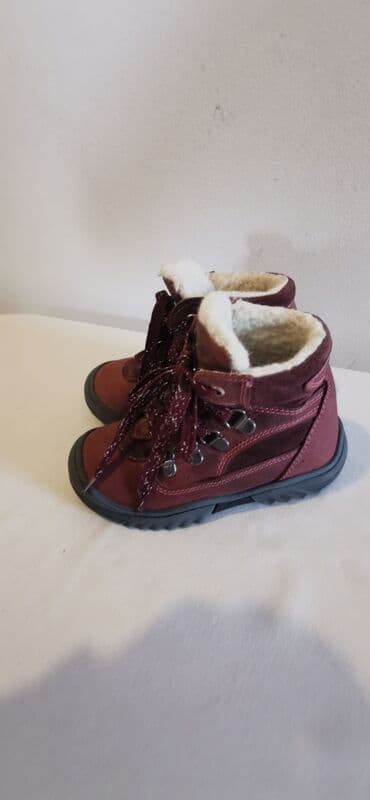 kabanica za lov: Dečje zimske čizme, bordo boje, jednom nošene, tople, nepromočive. - — 2