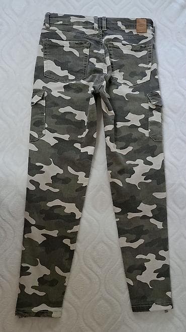 Bershka BSK ženske cargo farmerke – kamuflažni print - Model