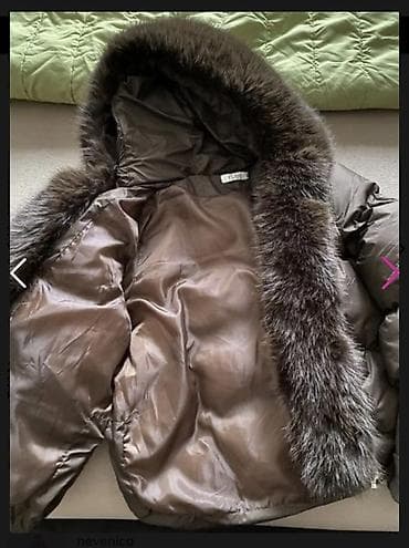 Haljine: Ženska puf jakna sa kapuljačom i bogatim krznom - Boja: tamno — 4