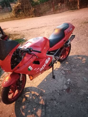 dimenzije guma za passat b6: Crveni sportski motocikl Aprilia, idealan za ljubitelje 125cc rotax — 4