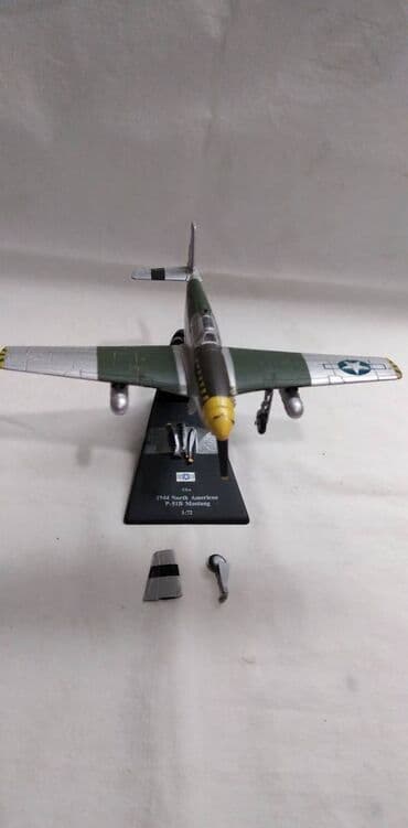 pločice i diskovi: Avion Amercom North American Mustang 1:72,,odlepljena 3 kraka elise,1 — 2
