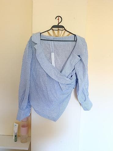 Plavo-bela prugasta košulja sa preklopom - Model: ženska košulja sa na lalafo.rs Plavo-bela prugasta košulja sa preklopom - Model: ženska košulja sa