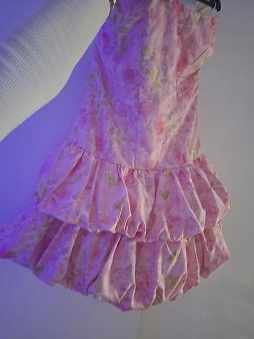 Mini haljina bez bretela sa volanima – roze cvetni dezen - Kroj: mini — 1