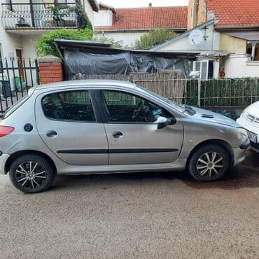 Peugeot 206: 1.4 l | 2001 г. 208000 km. Hečbek