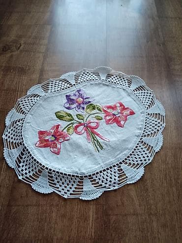 drveni sto sa klupama: Ručno rađeni heklani miljei sa vezenim cvetnim motivima - Set — 6