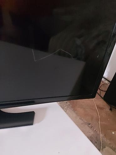 dodaci za samsung s22: Samsung LED televizor, dijagonala približno 32–40 inča (procena po — 2
