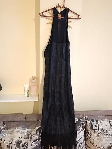 Crna večernja haljina sa resama - Model: duga haljina ravnog kroja -