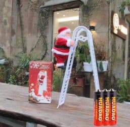 Sweatpants: Cena: 2700din Deda Mraz koji se penje i peva Napravljen je od — 2