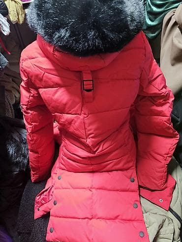 Pantalone, Farmerke, Šortsevi: Ženska zimska jakna – crvena, sa crnim, veštačkim krznom na kapuljaci — 2