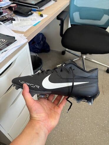 dva i po muškarca sa prevodom: Kopačke, Nike — 1