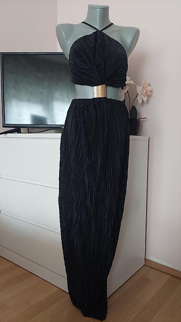 odece: Elegantna crna plisirana haljina sa zlatnim akcentom - Model: duga — 1