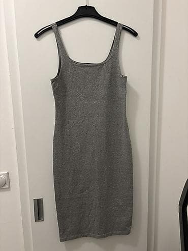 Siva uska haljina bez rukava, dužine do kolena. Klasičan kroj sa na lalafo.rs Siva uska haljina bez rukava, dužine do kolena. Klasičan kroj sa