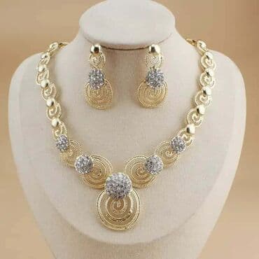 Accessories: Set elegantnog nakita Opcije: 1) Komplet ogrlica + minđuše u zlatnoj — 2