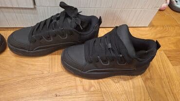 nit haljine: Patike Zara ;1 par =3000 dinara;brojevi 34 i 36.Crne boje — 2