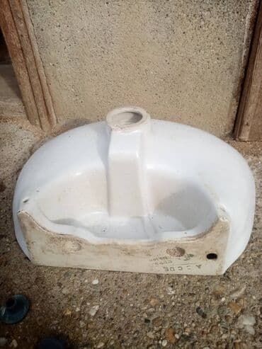 lavabo sa ormaricem i ogledalom: Mali lavabo ispravan potpuno samo ga treba oprati, dimenzije 34x31 — 2