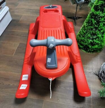 Sanke. Dostupne u plavoj i crvenoj boji Cena 4999 dinara 84cm x 50cm na lalafo.rs Sanke. Dostupne u plavoj i crvenoj boji Cena 4999 dinara 84cm x 50cm