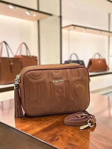liu jo crna torba: Liu Jo crossbody torba – model sa reljefnim monogramom - Kompaktna — 9