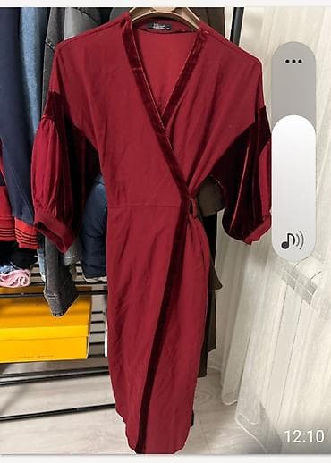 Duga bordo haljina na preklop sa baršunastim detaljima - Model