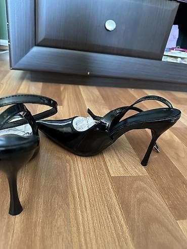 privezak za kofer: Crne lakovane salonke sa kaišićem oko članka - Model: špicasti vrh — 6