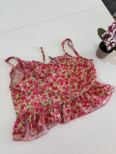 decuju: Ženski letnji top na bretele – cvetni print - Model: lagani top sa — 1