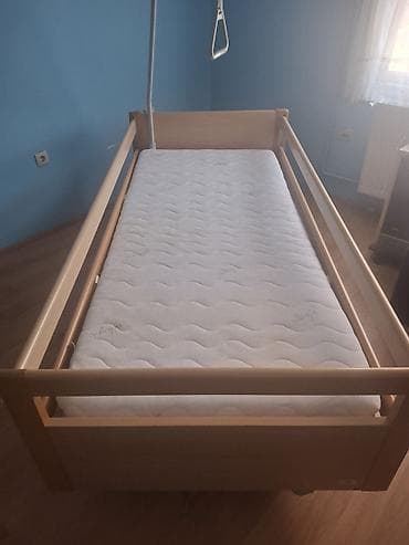 Medicinski bolnički krevet sa dušekom i trapez ručkom za podizanje