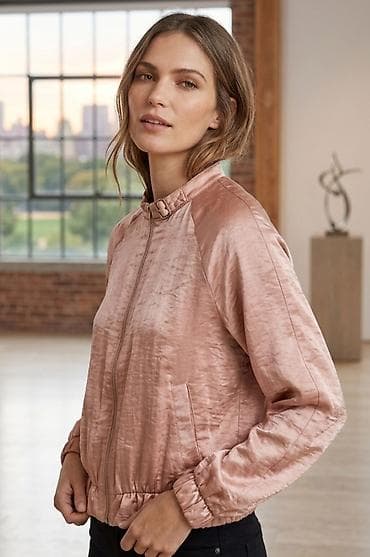 Satenska ženska jakna u puder‑roze boji - Materijal: glatka, blago