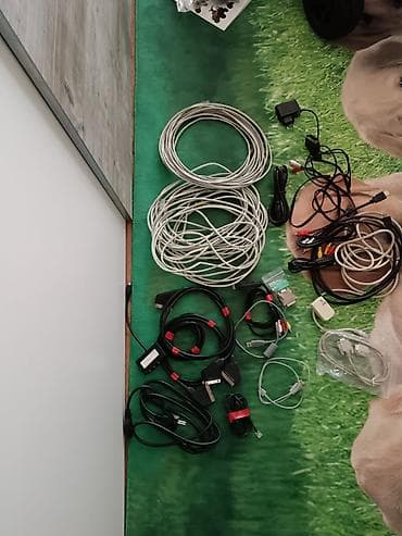 Set raznih kablova i adaptera – sve na jednoj gomili za kuću ili
