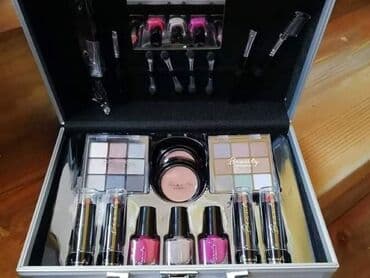 Cena:2800 din Aluminijumski kofer sa šminkom Dimenzije kofera 25x16 cm