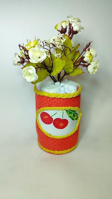 Prehrambeni proizvodi: Dekorativna aranžmanska saksija sa veštačkim cvećem - Ručno ukrašena — 5