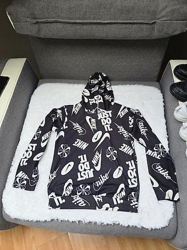 kosulja farmerke i patike: Crna dukserica sa kapuljačom, vel 8 višebojni all-over print sa belim — 1