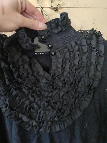 balextra haljine: Crna pletena haljina sa dugim rukavima i ukrasnim karnerima - Model — 3