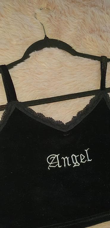 majice za ispod sakoa: Crni velur crop top sa čipkanim ivicama i tankim naramenicama. Napred — 3