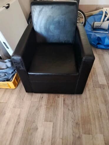 Furniture: Jednostavna i elegantna fotelja u crnoj boji, idealna za dopunu — 4