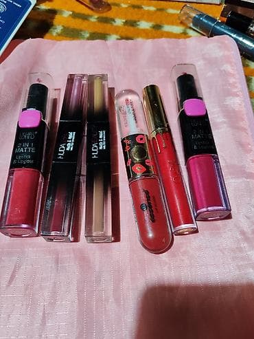 crop top h: Set kozmetike za usne i obrve – više komada Sadržaj: - Tečni ruževi i — 1