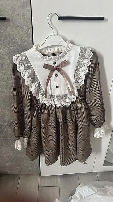 Dečija haljina sa kariranim dezenom. Jednom nosena samo za slikanje