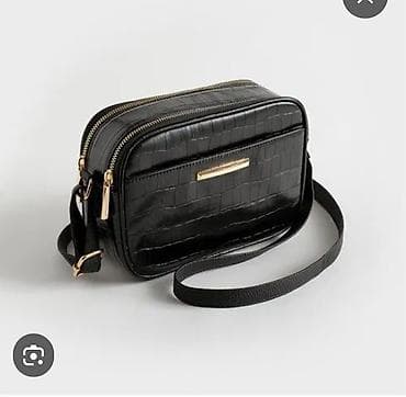 Crna crossbody torba sa efektnim “croc” uzorkom i zlatnim detaljima