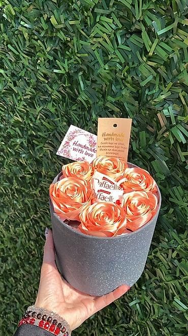 Čaj, kafa, pića: Poklon aranžman u kutiji – ručno rađene satenske ruže + Raffaello - — 2