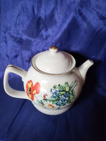 bokal sa poklopcem: Bokal Zajecar porcelan 70te. Bokal je nov. na poklopcu nedostaje — 4