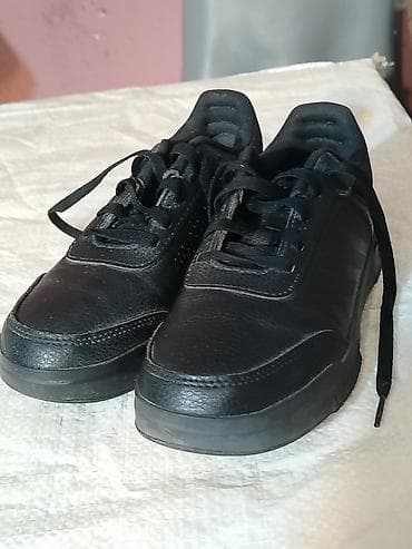 polovni kostimi za maskenbal za decu: Adidas patike u odlicnom stanju droj 36-700 dinara Broj 36 Gaziste 22 — 3