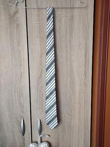 kape sa krznom: Elegantna muška kravata sa modernim prugastim dezenom u beloj, crnoj i — 2
