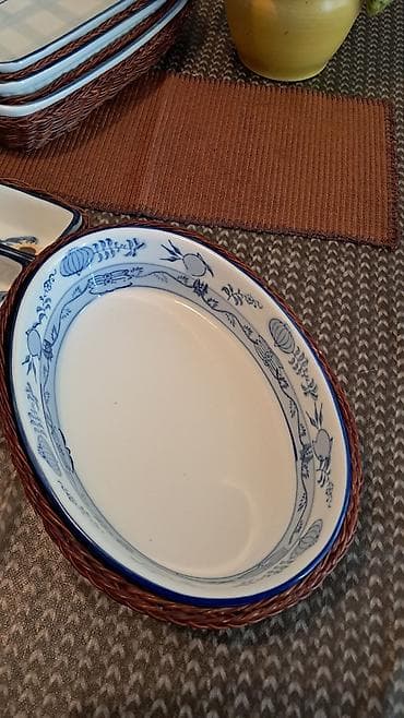vodene igracke za decu: Komplet činija za serviranje hrane. Porcelan u korpicama od pruća — 6