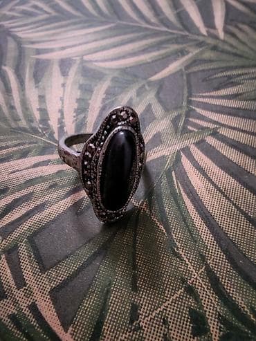 brezletne za sat: Prsten sa crnim kamenom i markazit detaljima - Elegantna duga ovalna — 2