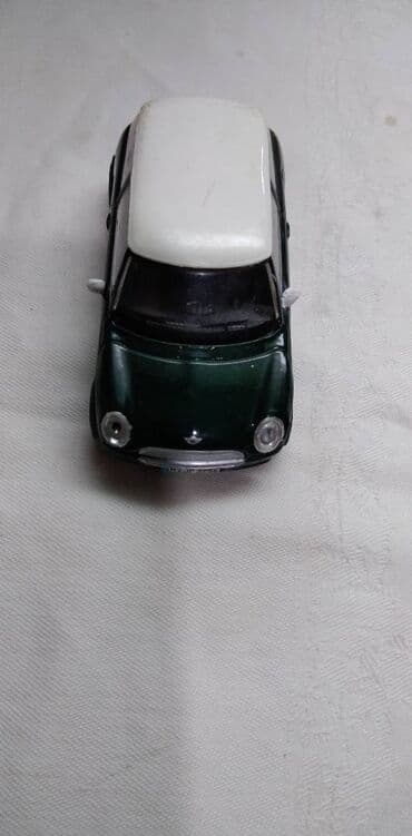 mini fudbal igracka: Burago Mini Cooper slomljen l.retrovozor,stavljen neoriginalni — 2
