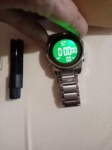 Na prodaju digitalni ručni sat metalnom narukvicom .Sat je ispravan — 2