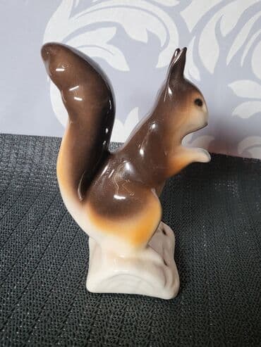 velike svece: Porcelanska nova figura veverice 70te. Figura nova sve na njoj je — 7