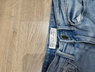 pantalone 2023: Stradivarius farmerice
32 Velicina
Dobro ocuvane — 3