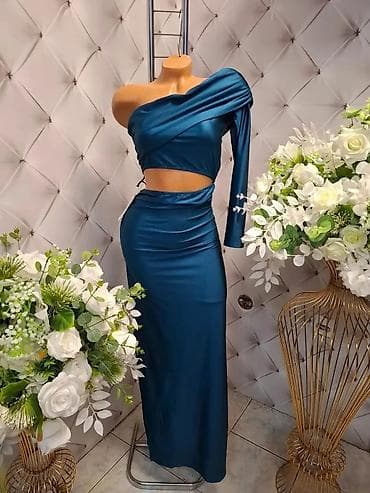 Elegantna dvodelna večernja kombinacija – asimetrični top i duga